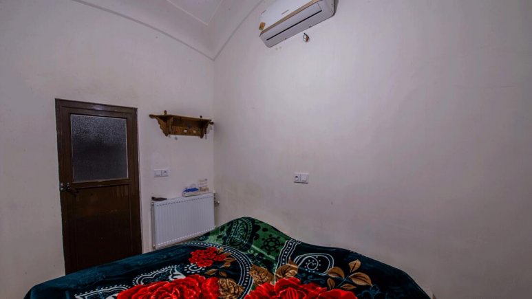 اقامتگاه بوم‌گردی سرای آقا محمد کاشان اتاق دو تخته دابل رازیانه
