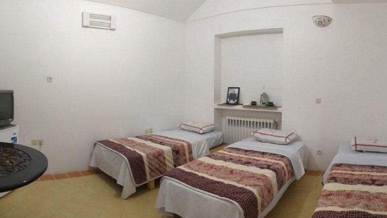 اقامتگاه سنتی باغ پهلوان پور مهریز اتاق سه تخته
