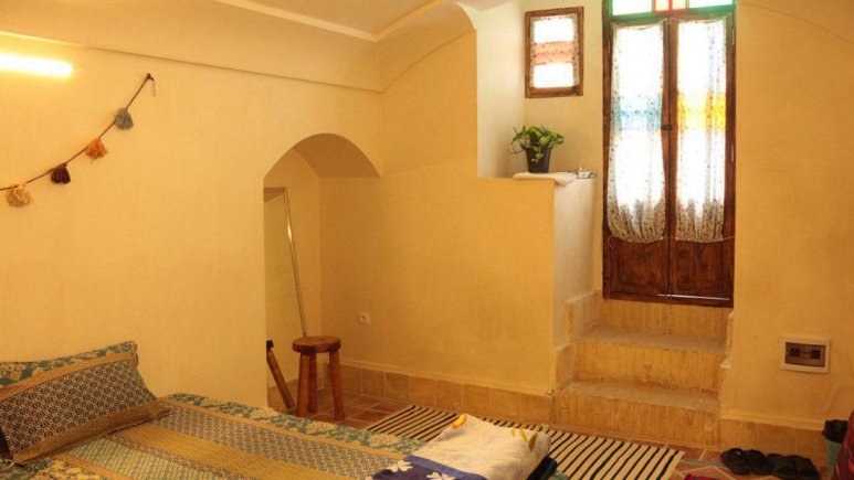 اقامتگاه سنتی کوشک فردوس کاشان اتاق دو تخته تویین سرداب چپ