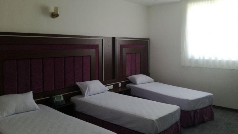 هتل میبد مشهد اتاق سه تخته