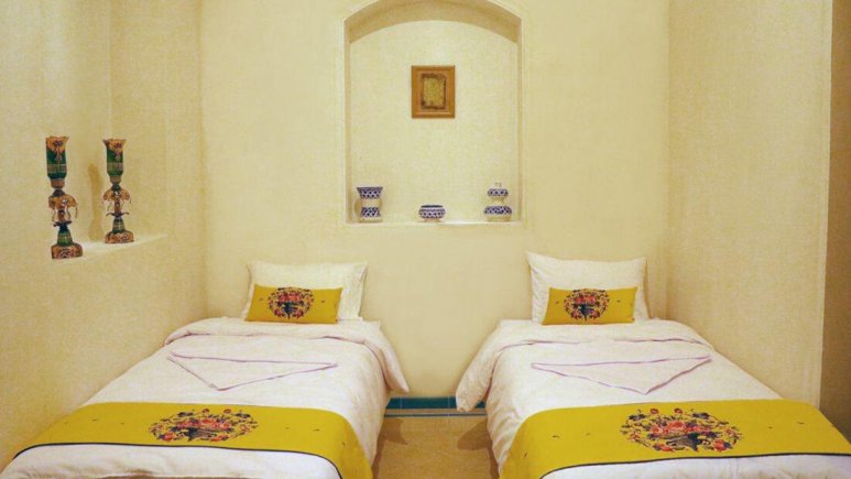 اقامتگاه سنتی کاشانه روشن کاشان اتاق دو تخته تویین با سرویس بهداشتی و حمام اختصاصی خارج از اتاق