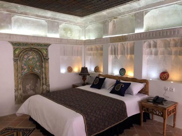 اقامتگاه سنتی ارغوان قزوین اتاق دو تخته دابل شاه نشین ویژه 1