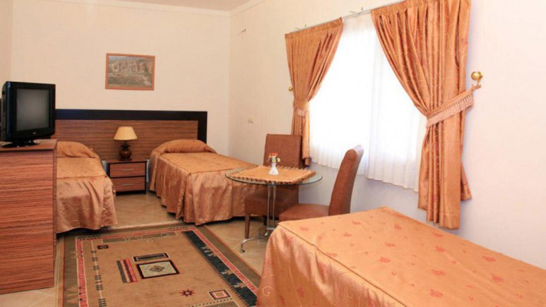 هتل نقش شاپور داراب اتاق سه تخته